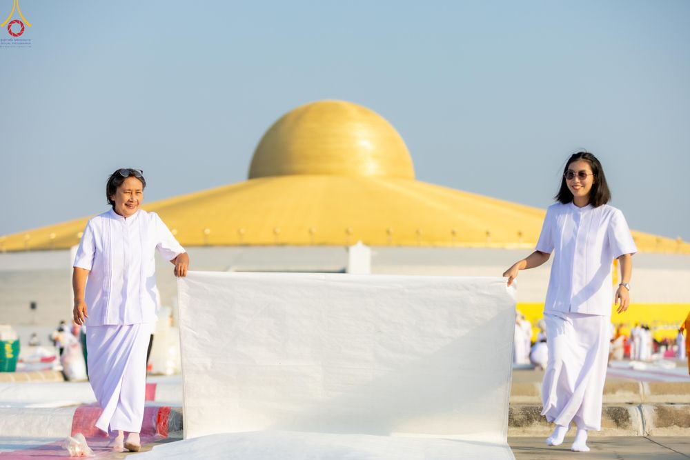 ภาพ No.279946:วันที่ 1 มกราคม พ.ศ.2569 พิธีตักบาตรในวันขึ้นปีใหม่ ณ ลานธรรม วัดพระธรรมกาย