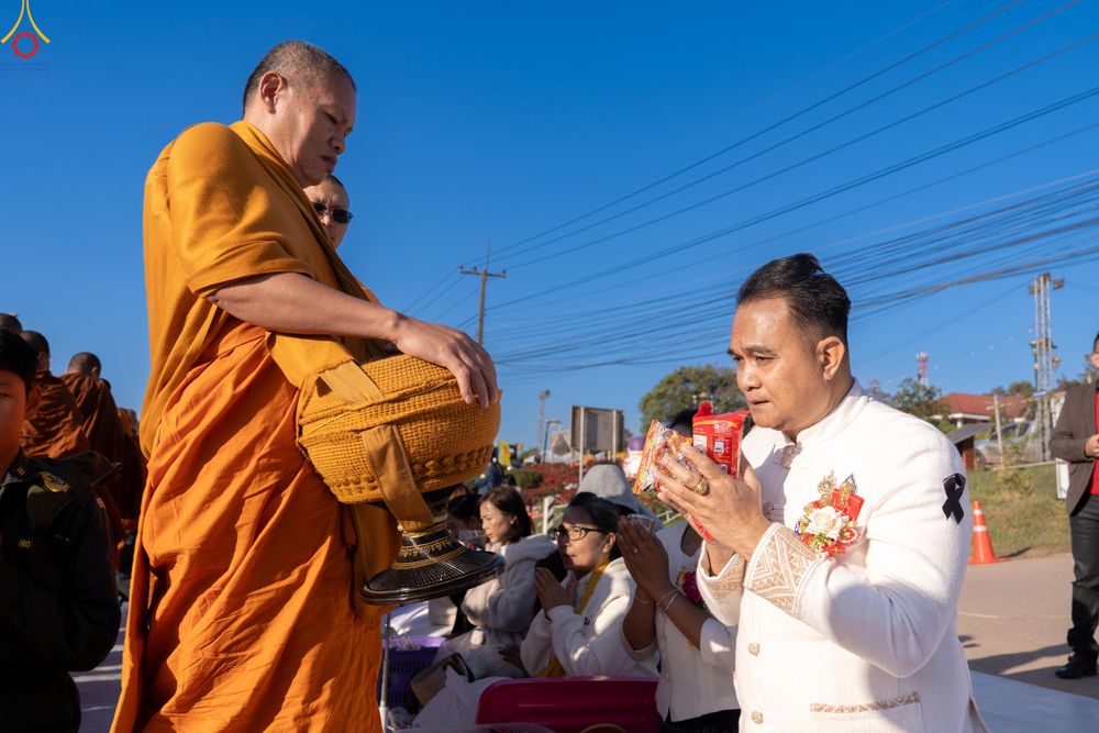 ภาพ No.281424:วันเสาร์ที่ 27 ธันวาคม พ.ศ.2568 พิธีตักบาตรพระ ๑,๐๐๐ รูป   เพื่อความเป็นสิริมงคลแก่ชีวิตและแผ่นดินไทย  มหากุศลครั้งยิ่งใหญ่แห่งปี ส่งท้ายปีเก่า ต้อนรับปีใหม่  ณ ถนนหน้าที่ว่าการอำเภอภูเรือ จังหวัดเลย