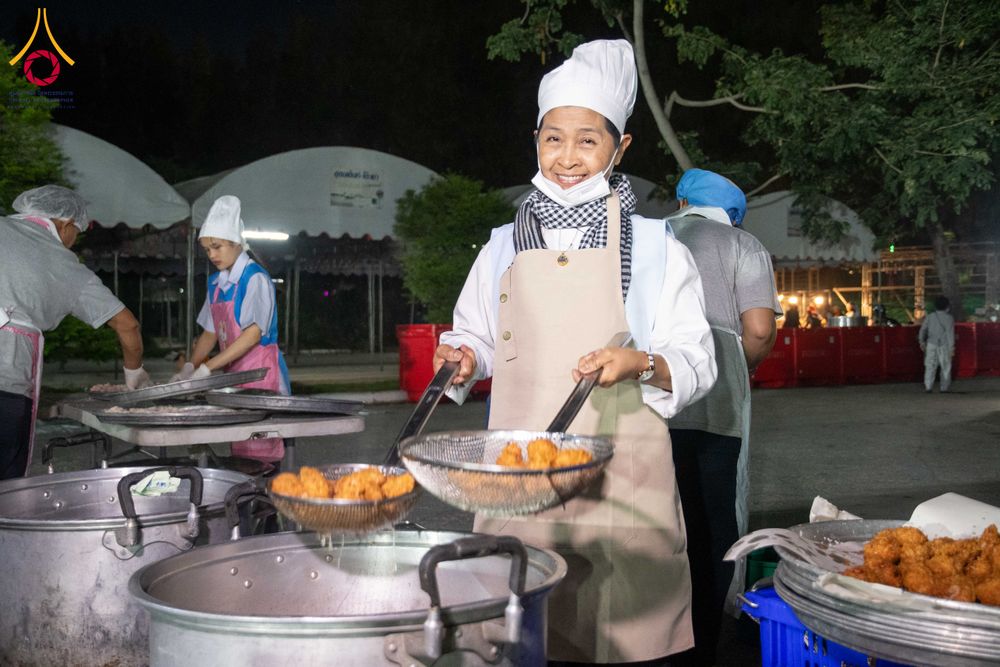 ภาพ No.287986:วันที่ 4 มกราคม พ.ศ. 2569 พิธีถวายภัตตาหารเป็นสังฆทาน แด่พระธรรมยาตรา ในโครงการธรรมยาตรา กตัญญูบูชา มหาปูชนียาจารย์ พระมงคลเทพมุนี(สด จนฺทสโร) พระผู้ปราบมาร อนุสรณ์สถาน 7 แห่ง ปีที่ 14 ณ อนุสรณ์สถานมหาวิหารพระมงคลเทพมุนี (โลตัสแลนด์) อ.สองพี่น้อง จ.สุพรร