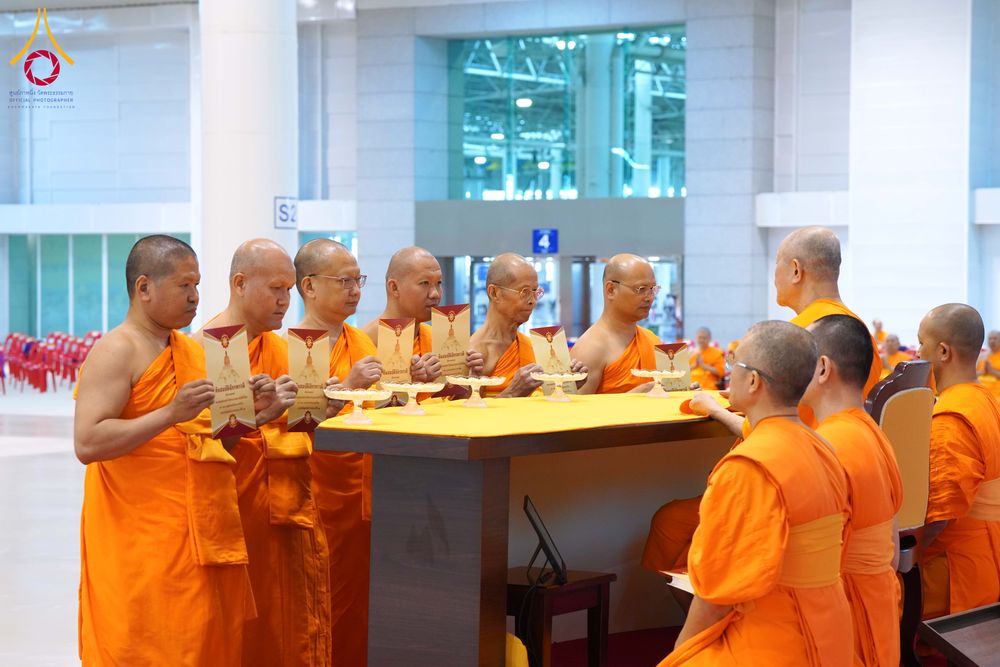 ภาพ No.284998:วันอาทิตย์ที่ 14 ธันวาคม พ.ศ.2568  พิธีปฏิบัติธรรม พิธีถวายภัตตาหารเป็นสังฆทาน พิธีมอบต้นสมบัติจักรพรรดิ ถวายแด่เจ้าอาวาสและประธานสงฆ์ 236 ศูนย์ส่งเสริมศีลธรรมทั่วโลก ณ สภาธรรมกายสากล วัดพระธรรมกาย