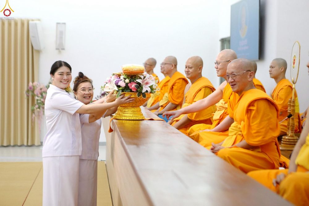 ภาพ No.258578:วันที่ 19 ตุลาคม พ.ศ. 2568 พิธีทอดกฐินสามัคคีทั่วไทย 30,000 วัด โดยคณะศิษยานุศิษย์ บูชาธรรม 81 ปี หลวงพ่อธัมมชโย ณ ศูนย์ปฎิบัติธรรมน้ำใสใจสว่าง  เขตบางกอกน้อย กรุงเทพมหานคร