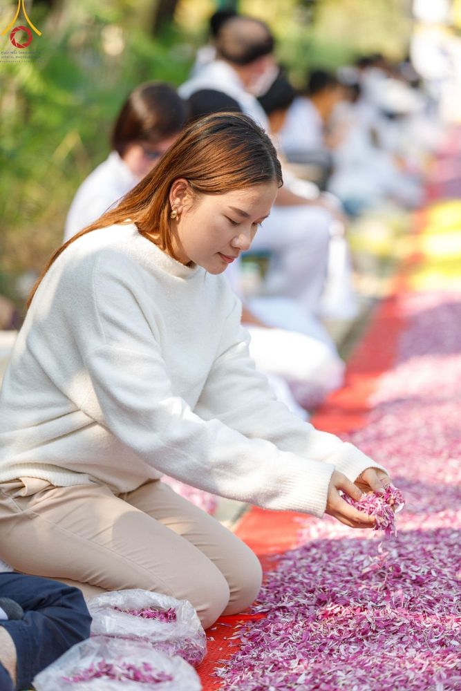 ภาพ No.190581:พิธีต้อนรับพระธรรมยาตรา ณ อนุสรณ์สถาน สถานที่ตั้งมโนปณิธานบวชตลอดชีวิต อนุสรณ์สถานคลองบางนางแท่น อ.สามพราน จ.นครปฐม ในโครงการธรรมยาตรา กตัญญูบูชา มหาปูชนียาจารย์ พระมงคลเทพมุนี(สด จนฺทสโร) พระผู้ปราบมาร อนุสรณ์สถาน 7 แห่ง ปีที่ 13 วันที่ 7 ม.ค.2568