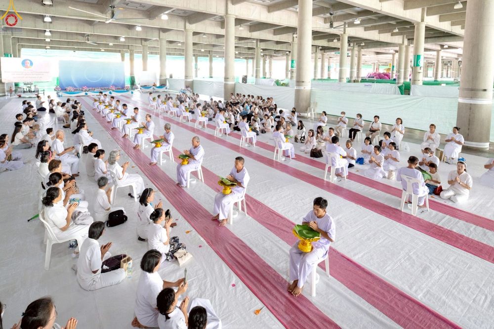 ภาพ No.248566:วันที่ 28 กันยายน พ.ศ. 2568 พิธีตัดปอยผม และปลงผม โครงการอุปสมบทบูชาธรรม 141 ปี พระมงคลเทพมุนี ณ วิหารคด วัดพระธรรมกาย