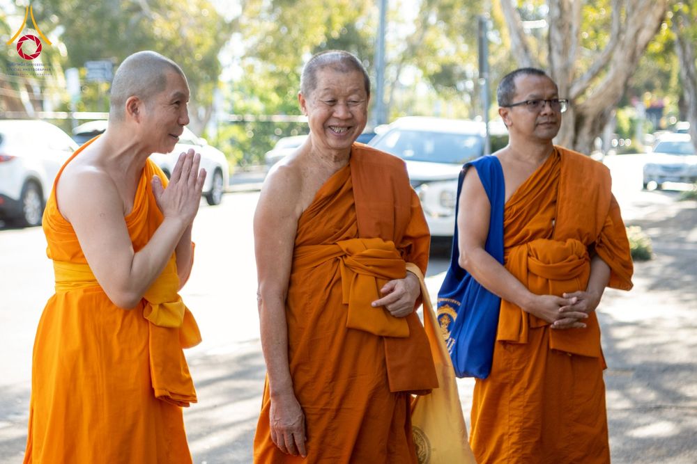 ภาพ No.265807:วันที่ 2 พฤศจิกายน พ.ศ. 2568 วัดพระธรรมกายเมลเบิร์น ได้มีโอกาสถวายการต้อนรับ พระเดชพระคุณ พระเทพปริยัติโสภณ เจ้าคณะจังหวัดกาญจนบุรี และเจ้าอาวาสวัดไชยชุมพลชนะสงคราม