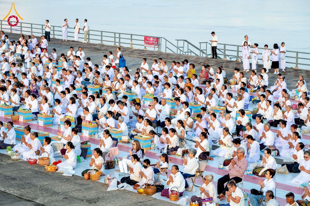 ภาพ No.250508:วันพุธที่ 8 ตุลาคม พ.ศ. 2568 พิธีตักบาตรเทโวโรหณะ ณ ลานธรรมปทุมรัตน์ธรรมเจดีย์ พุทธอุทยานนานาชาติ อ.โพนพิสัย จ.หนองคาย