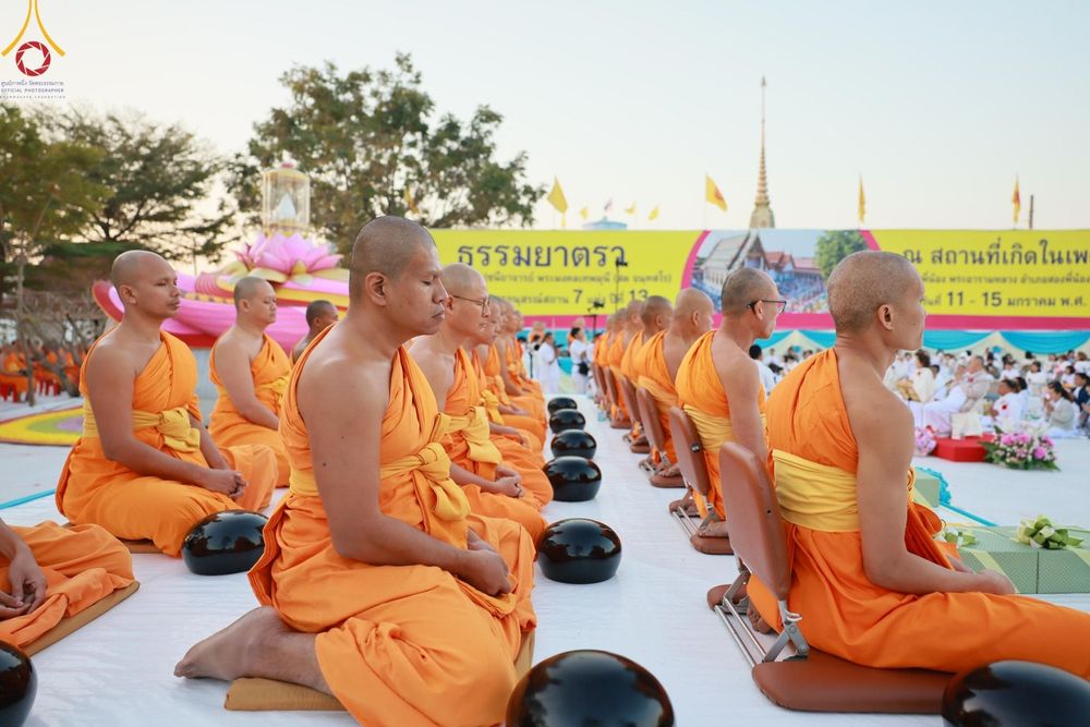 ภาพ No.195306:พิธีตักบาตรพระธรรมยาตรา ณ อนุสรณ์สถานลำดับที่ 3 สถานที่เกิดใหม่ในเพศสมณะ วัดสองพี่น้อง ต.ต้นตาล อ.สองพี่น้อง จ.สุพรรณบุรี ในโครงการธรรมยาตรา กตัญญูบูชา มหาปูชนียาจารย์ พระมงคลเทพมุนี(สด จนฺทสโร) พระผู้ปราบมาร ปีที่ 13 วันที่ 15 มกราคม พ.ศ.2568