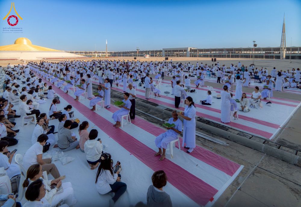 ภาพ No.274716:วันอาทิตย์ที่ 30 พฤศจิกายน พ.ศ. 2568 พิธีปลงผม โครงการอุปสมบทบูชาธรรมมหาปูชนียาจารย์ ปี 2568 ณ ลานธรรมพระมหาธรรมกายเจดีย์ ฝั่งทิศตะวันตก ระหว่างวิหารคดหมายเลข 8 และ 9 วัดพระธรรมกาย