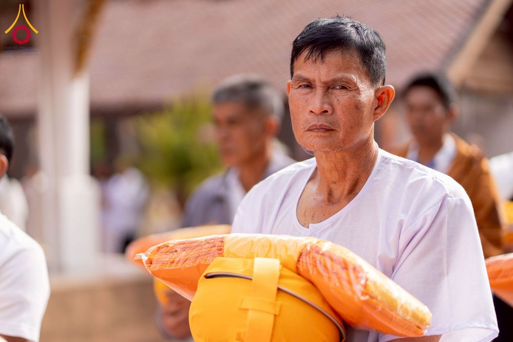 ภาพ No.275828:วันพุธที่ 3 ธันวาคม พ.ศ. 2568 พิธีบรรพชาอุปสมบท โครงการอุปสมบทบูชาธรรมมหาปูชนียาจารย์ ศูนย์อบรม : ศูนย์ส่งเสริมศีลธรรม จ.พะเยา ณ โบราณสถานพระธาตุจอมทอง และ โบสถ์กลางน้ำ วัดพระธาตุศรีโคมคำ อำเภอเมือง จังหวัดพะเยา