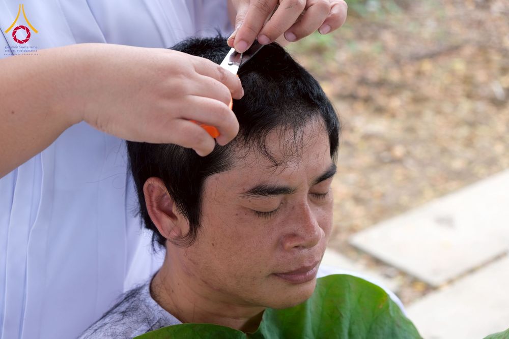 ภาพ No.277895:พิธีตัดปอยผมและปลงผมนาคธรรมทายาท พิธีขอขมาผู้ปกครอง ณ ศูนย์อบรมเยาวชนนครปฐม จ.นครปฐม และพิธีมอบบาตร ผ้าไตร นาคธรรมทายาท พิธีบรรพชา อุปสมบทหมู่ ณ วัดลาดหญ้าไทร จ.นครปฐม