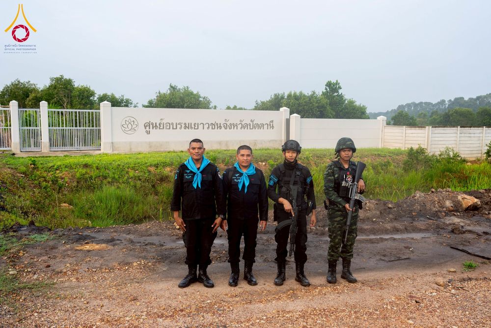 ภาพ No.230121:วันเสาร์ที่ 28 มิถุนายน พ.ศ. 2568 พิธีถวายสังฆทาน 323 วัด 4 จังหวัดชายแดนใต้ ปีที่ 21 ครั้งที่ 178 พิธีมอบกองทุนหนุนแรงใจช่วยครูใต้ ปีที่ 18 ครั้งที่ 142 ณ ศูนย์อบรมเยาวชนจังหวัดปัตตานี