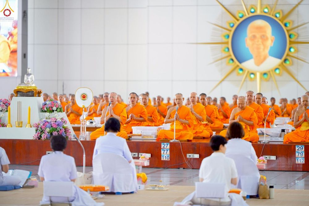 ภาพ No.248490:วันที่ 27 กันยายน พ.ศ. 2568 พิธีถวายเมนูสวรรค์เพื่อการบรรลุธรรม ณ หอฉันคุณยายอาจารย์ฯ วัดพระธรรมกาย