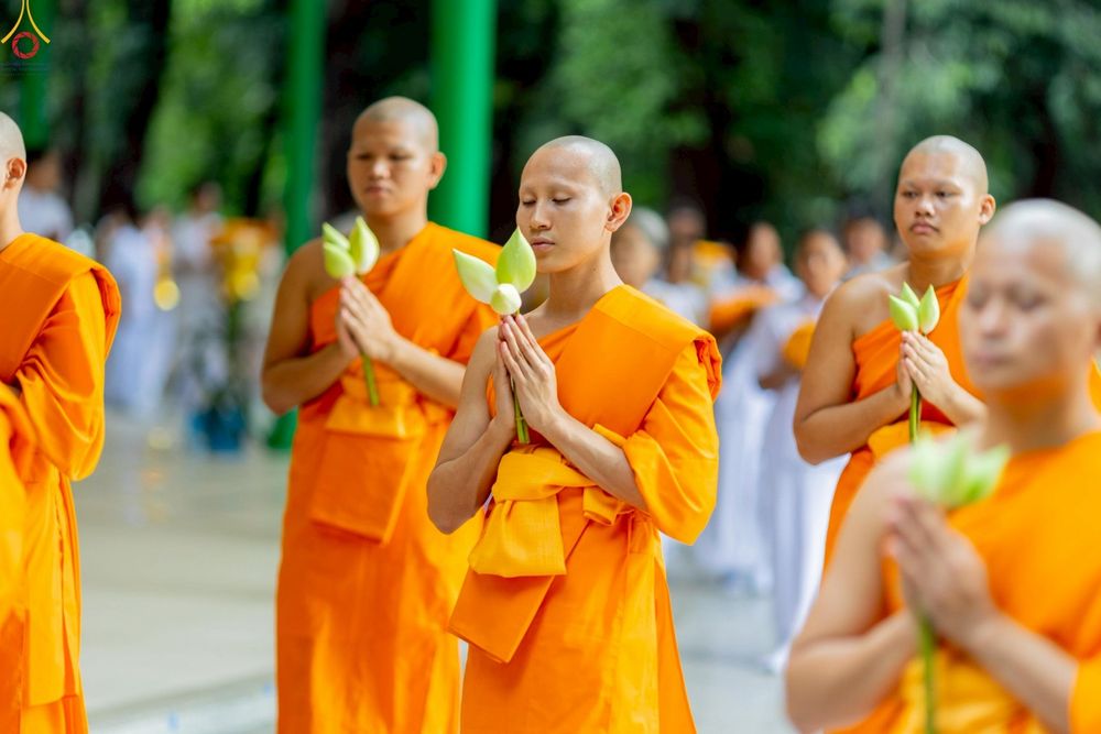 ภาพ No.227328:วันเสาร์ที่ 31 พฤษภาคม พ.ศ. 2568 พิธีเวียนประทักษิณรอบพระอุโบสถ ในพิธีอุปสมบท สามเณรเตรียม DCI รุ่นที่ 22 ณ อุโบสถพระไตรปิฎก วัดพระธรรมกาย