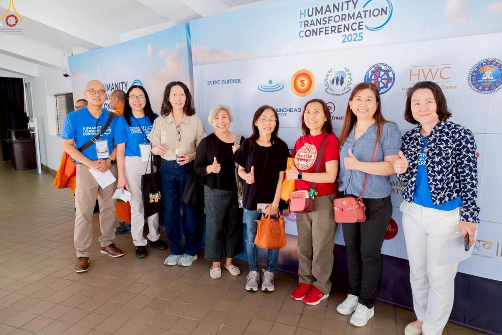 ภาพ No.249734:วันอาทิตย์ที่ 28 กันยายน พ.ศ. 2568 การปฏิบัติธรรมบูชาธรรม 108 ปี แห่งการบรรลุธรรมของหลวงปู่วัดปากน้ำ ได้จุดประทีปสันติภาพไปทั่วโลก และได้ร่วมเสวนาทางปัญญา เพื่อการขยายพระพุทธศาสนาวิชชาธรรมกายไปทั่วโลก  ในงาน HTC Newyork USA