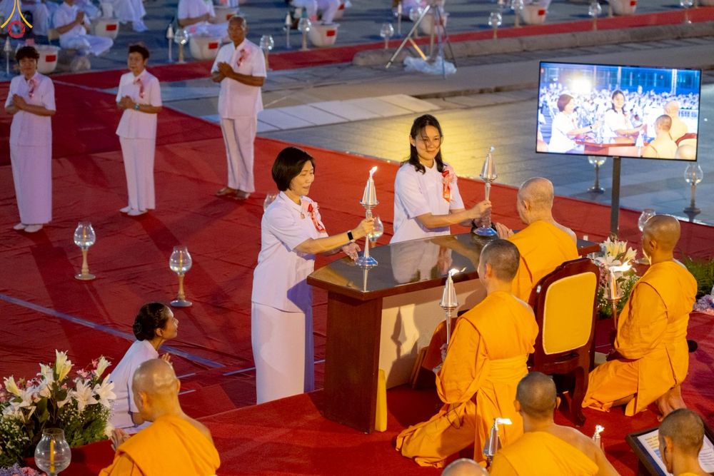 ภาพ No.253607:วันที่ 10 ตุลาคม พ.ศ. 2568 พิธีจุดประทีปบูชาพระผู้ปราบมาร, พิธีจุดประทีปบนพระมหาธรรมกายเจดีย์  20,000 ดวง เนื่องในวันคล้ายวันเกิดครบรอบ 141 ปี พระมงคลเทพมุนี (สด จนฺทสโร)