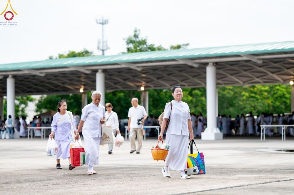 ภาพ No.139031:พิธีตักบาตร , พิธีบูชาข้าวพระ ณ ห้องแก้วสารพัด 1 สภาธรรมกายสากล วัดพระธรรมกาย วันอาทิตย์ต้นเดือนที่ 2 มิถุนายน พ.ศ. 2567