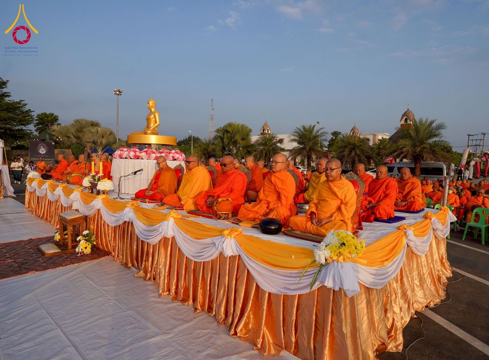 ภาพ No.276882:วันเสาร์ที่ 6 ธันวาคม พ.ศ. 2568 พิธีตักบาตรพระ 1,000 รูป อุทิศถวายพระราชกุศลสมเด็จพระนางเจ้าสิริกิติ์ พระบรมราชินีนาถ พระบรมราชชนนี พันปีหลวง และ ทำบุญเมืองลำปาง ครบรอบ 1,345 ปี ณ ลานพระบรมราชานุสาวรีย์สมเด็จพระนเรศวรมหาราชนครลำปาง อ.เกาะคา จ.ลำปาง