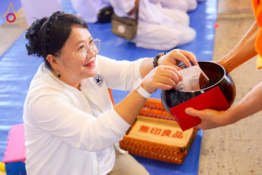 ภาพ No.256862:วันที่ 5 ตุลาคม พ.ศ. 2568 พิธีตักบาตร ข้าวสารอาหารแห้ง ณ บ้านแก้วเรือนทองคุณยายฯ สภาธรรมกายสากล วัดพระธรรมกาย