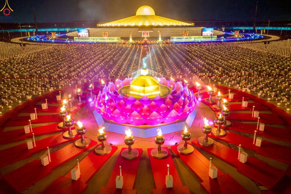 ภาพ No.253726:วันที่ 10 ตุลาคม พ.ศ. 2568 พิธีจุดประทีปบูชาพระผู้ปราบมาร, พิธีจุดประทีปบนพระมหาธรรมกายเจดีย์  20,000 ดวง เนื่องในวันคล้ายวันเกิดครบรอบ 141 ปี พระมงคลเทพมุนี (สด จนฺทสโร)