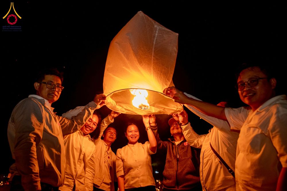 ภาพ No.266193:วันพุธที่ 5 พฤศจิกายน พ.ศ. 2568 (วันพระ ขึ้น 15 ค่ำ เดือน 12) พิธีจุดประทีปโคมลาน, โคมลอย และลอยกระทง ถวายประทีปเป็นพุทธบูชา สร้างความสว่างไสวให้กับแผ่นดินด้วยแสงธรรม ณ พุทธอุทยานนานาชาติ จังหวัดหนองคาย