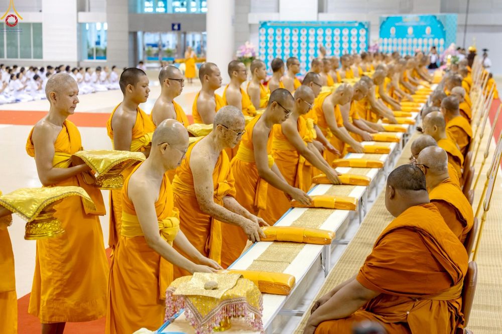 ภาพ No.233860:วันเสาร์ที่ 19 กรกฎาคม พ.ศ.2568 วันมหารำลึก ครั้งที่ 35 พิธีรำลึกถึงนักสร้างบารมี , พิธีสวดพระพุทธมนต์ , พิธีทอดผ้าบังสกุลและถวายไทยธรรม วัดพระธรรมกาย