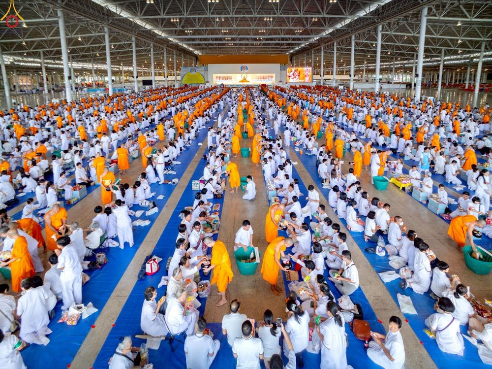 ภาพ No.240490:วันพุธที่ 27 สิงหาคม พ.ศ. 2568 พิธีตักบาตร ในวันธรรมชัย ณ วัดพระธรรมกาย จ.ปทุมธานี