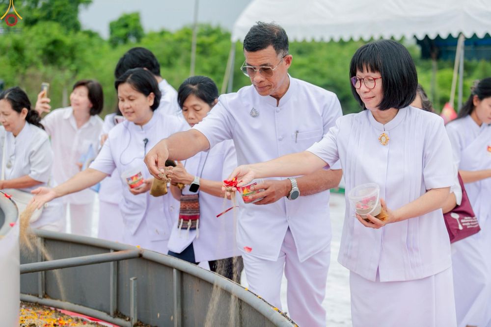 ภาพ No.246946:วันอาทิตย์ที่ 14 กันยายน พ.ศ. 2568 พิธีทอดผ้าป่า ซื้อดิน ปรับพื้นที่ลานธรรม  และพิธีกลั่นแผ่นดิน โปรยทราย สถาปนาองค์พระเจดีย์ เพื่อสร้างสันติภาพโลก  ณ ศูนย์ปฏิบัติธรรมสระบุรี อ.พระพุทธบาท จ.สระบุรี