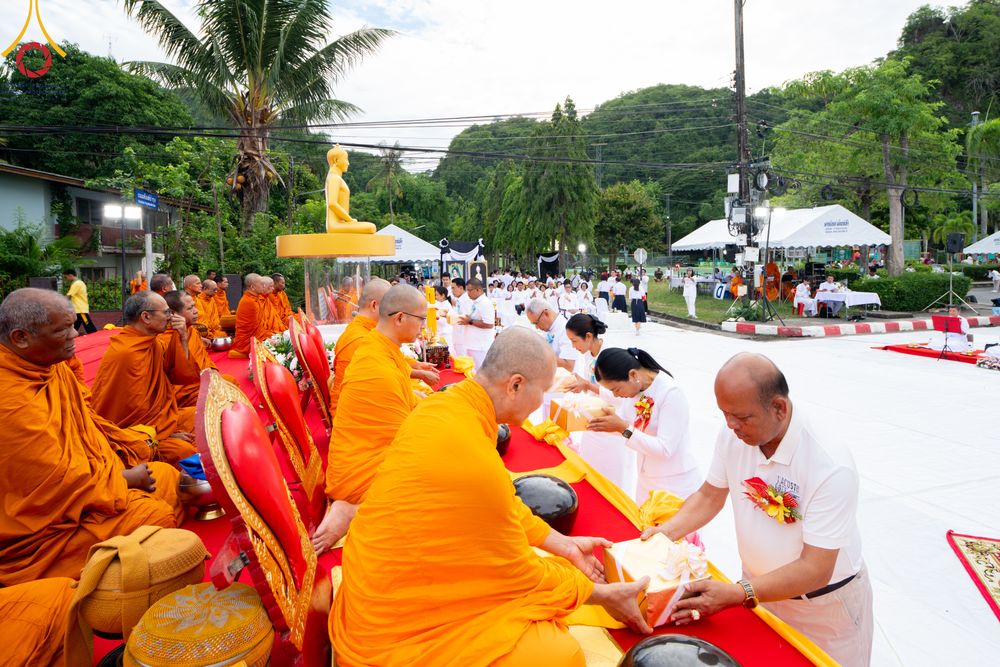 ภาพ No.341165:วันที่ 27 กรกฎาคม พ.ศ. 2569 พิธีตักบาตรพระ 1,000 รูป เมืองพัทลุง  ณ ถนนราเมศวร์ อ.เมือง จ.พัทลุง