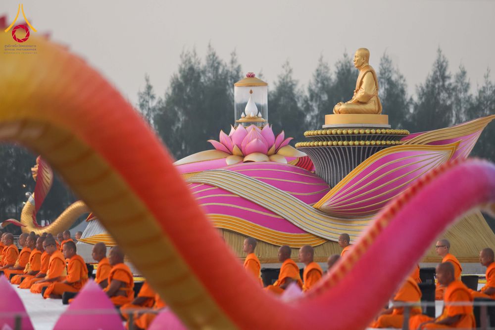 ภาพ No.299748:วันที่ 19 มกราคม พ.ศ.2569 พระธรรมยาตราปฏิบัติธรรมและถ่ายภาพหมู่ประวัติศาสตร์ ณ อนุสรณ์สถานลำดับที่ 5 สถานที่เผยแผ่วิชชาธรรมกายครั้งแรก  อนุสรณ์สถานบางปลาวัดบางปลา อ.บางเลน จ.นครปฐม ในโครงการธรรมยาตรา กตัญญูบูชา มหาปูชนียาจารย์ พระมงคลเทพมุนี(สด จนฺทสโร) 