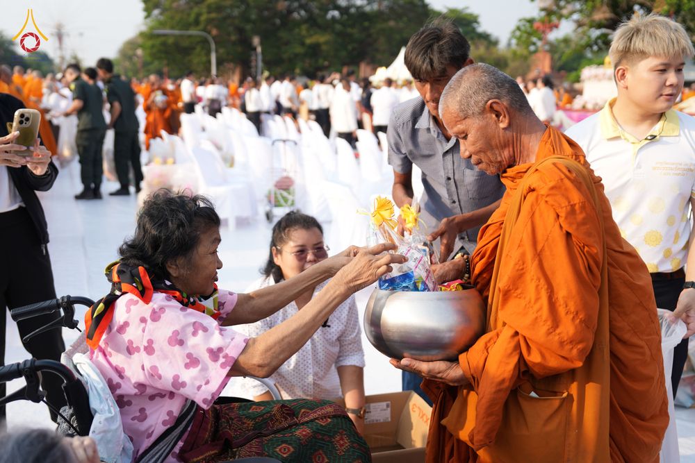 ภาพ No.318095:วันเสาร์ที่ 4 เมษายน พ.ศ. 2569 งานทำบุญเมืองใจกลางอยุธยา  ตักบาตรพระ 1,109 รูป ณ ถนนชีกุน หน้าวัดมหาธาตุ และวัดราชบูรณะ