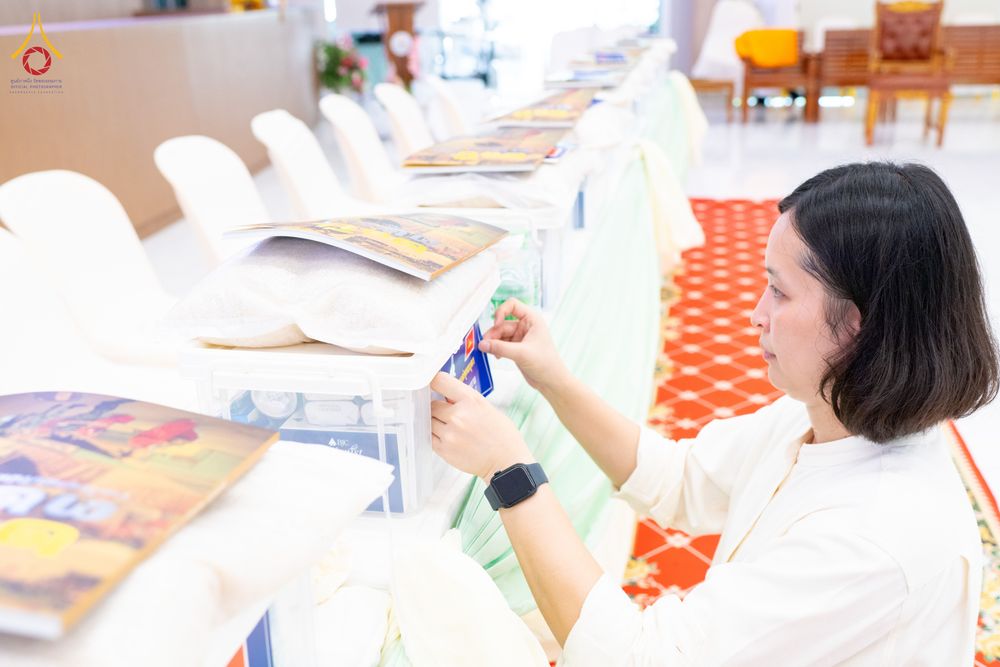 ภาพ No.337012:วันเสาร์ที่ 27 มิถุนายน พ.ศ. 2569 พิธีตักบาตรแด่คณะสงฆ์ 323 วัด 4 จังหวัดชายแดนภาคใต้ พิธีถวายสังฆทานแด่คณะสงฆ์ 323 วัด ปีที่ 22 ครั้งที่ 186 พิธีมอบกองทุนหนุนแรงใจช่วยครูใต้ ปีที่ 19 ครั้งที่ 149 และพิธีทำบุญอุทิศส่วนกุศลให้ผู้วายชนม์ ณ ศูนย์ปฏิบัติธรรม