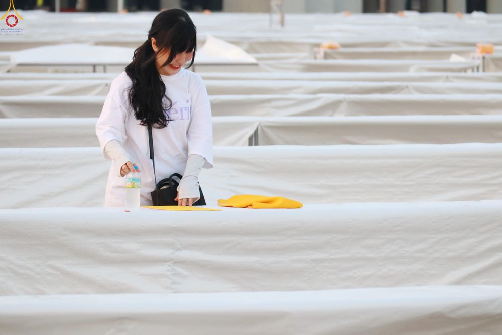 ภาพ No.321937:วันที่ 11-12 เมษายน พ.ศ.2569 การเตรียมงาน มัดถุงน้ำ , ผูกผ้าระบาย , เตรียมจุดฉันภัตตาหาร เพื่องานถวายมหาสังฆทาน 40,000 กว่าวัดทั่วประเทศ วันคุ้มครองโลก 22 เมษายน พ.ศ.2569 วัดพระธรรมกาย