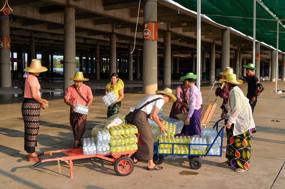 ภาพ No.323063:วันที่ 19 เมษายน พ.ศ.2569 การเรียงกล่องไทยธรรม , เตรียมงานจราจร เพื่องานถวายมหาสังฆทาน 40,000 กว่าวัดทั่วประเทศ วันคุ้มครองโลก 22 เมษายน พ.ศ.2569 วัดพระธรรมกาย