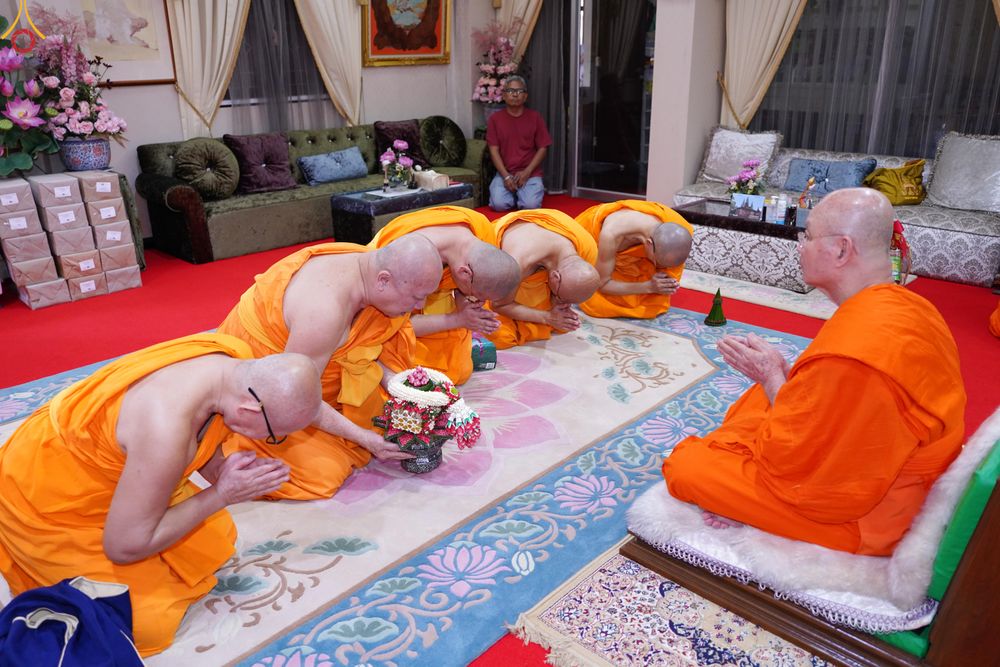 ภาพ No.286234:วันที่ 12 กรกฎาคม พศ.2568 (แรม 2 ค่ำ เดือน 8) พระภิกษุวัดพระธรรมกาย ทำวัตรพระผู้ใหญ่ เนื่องในวันเข้าพรรษา