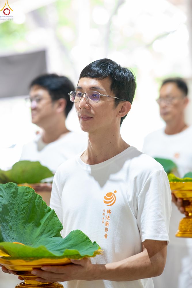 ภาพ No.338245:วันอาทิตย์ที่ 5 กรกฎาคม พศ.2569 พิธีตัดปอยผมธรรมทายาทนานาชาติ IDOP รุ่นที่ 21 จากประเทศจีน มาเลเซีย สิงคโปร์ และไต้หวัน ณ โถงช้าง วัดพระธรรมกาย