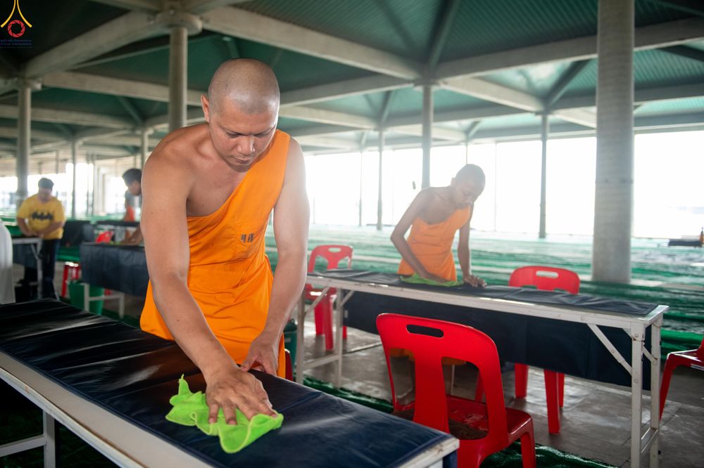 ภาพ No.322350:วันที่ 16 เมษายน พ.ศ.2569 การจัดเตรียมเบาะรองนอน เช็ดทำความสะอาด  เพื่องานถวายมหาสังฆทาน 40,000 กว่าวัดทั่วประเทศ วันคุ้มครองโลก 22 เมษายน พ.ศ.2569 วัดพระธรรมกาย