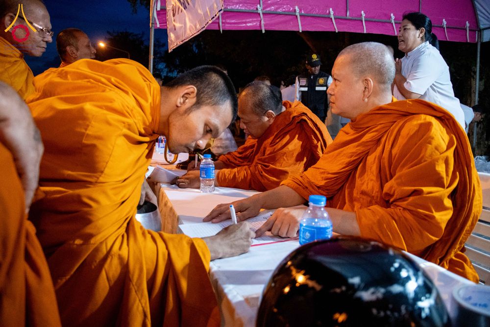 ภาพ No.281485:วันอาทิตย์ที่ 28 ธันวาคม พ.ศ.2568 ตักบาตรพระ 1000 รูป ปีที่ 1 ทำบุญเมืองสตูลส่งท้ายปี ณ หน้าโรงเรียนสตูลวิทยา จ.สตูล