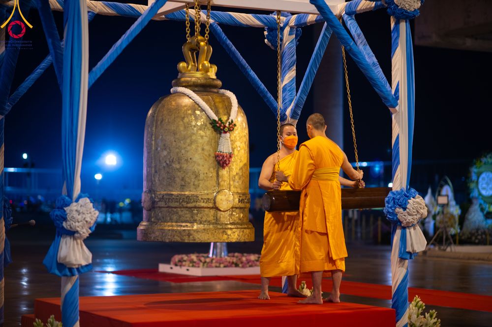 ภาพ No.90429:พิธีฉลองชัยสวดมนต์บทธัมมจักกัปปวัตตนสูตร 5,759,139,139 จบ เนื่องใน 139 ปี วันคล้ายวันเกิดด้วยรูปกายเนื้อ พระมงคลเทพมุนี (สด จนฺทสโร) พระผู้ปราบมาร วันอังคารที่ 10 ตุลาคม พ.ศ. 2566 ณ มหารัตนวิหารคด วัดพระธรรมกาย จ.ปทุมธานี