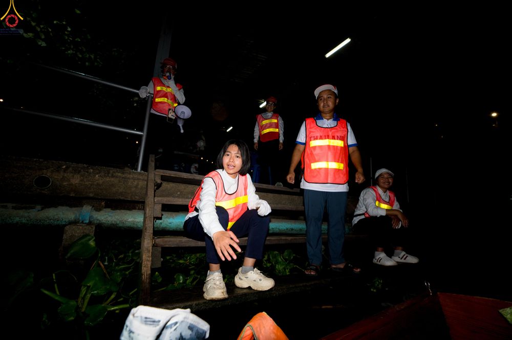 ภาพ No.300689:ภาพเบื้องหลังอาสาสมัครรวมใจ ชุดที่ 3 ในโครงการธรรมยาตรา กตัญญูบูชา มหาปูชนียาจารย์ พระมงคลเทพมุนี(สด จนฺทสโร) พระผู้ปราบมาร อนุสรณ์สถาน 7 แห่ง ปีที่ 14