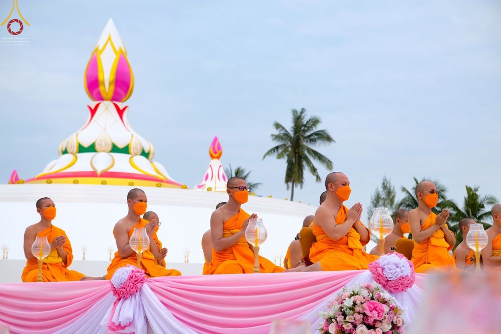 ภาพ No.70145:พิธีจุดประทีปถวายเป็นพุทธบูชา และบูชาธรรมมหาปูชนียาจารย์ ในโครงการธรรมยาตรากตัญญูบูชา มหาปูชนียาจารย์ พระมงคลเทพมุนี(สด จนฺทสโร) พระผู้ปราบมาร ปีที่ 11 ณ อนุสรณ์สถานลำดับที่ 2 สถานที่ตั้งมโนปณิธานบวชตลอดชีวิต อนุสรณ์สถานคลองบางนางแท่น อ.สามพราน จ.นครปฐม 