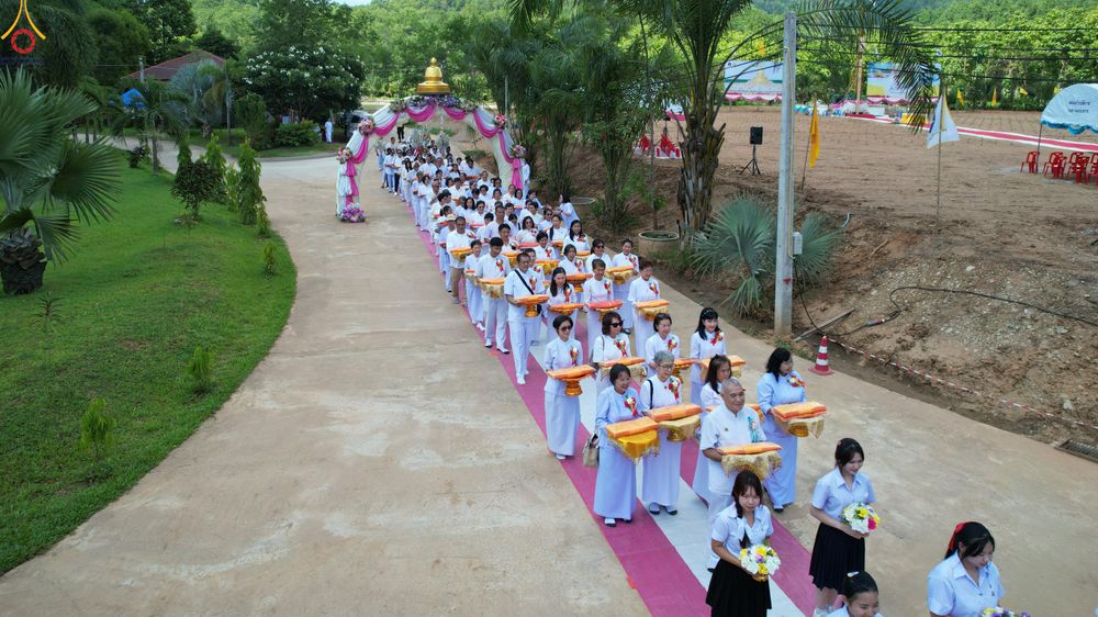ภาพ No.331647:วันพุธที่ ๓ มิถุนายน พ.ศ.๒๕๖๙ พิธีทอดผ้าป่า ปฏิบัติธรรมกลั่นแผ่นดิน พิธีโปรยรัตนชาติ  และ พิธีตอกเสาเข็ม มงคลต้นแรก สถาปนา "องค์พระเจดีย์เพื่อสร้างสันติภาพโลก"  องค์แรก ครั้งแรกของลำปาง ประตูสู่ภาคเหนือ  ณ ศูนย์ปฏิบัติธรรมเถินเทิดธรรม อ.เถิน จ.ลำปาง