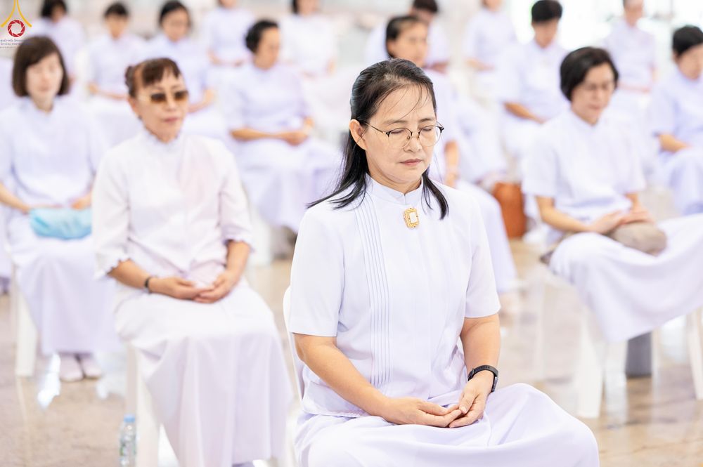 ภาพ No.338915:วันอาทิตย์ที่ 12 กรกฎาคม พ.ศ.2569 พิธีมุทิตาผู้สอบได้เปรียญธรรม ประโยค 1-2 ถึง ป.ธ.9 และ บ.ศ.1-2 ถึง บ.ศ.6 สำนักศาสนศึกษาวัดพระธรรมกาย ประจำปี 2569, พิธีมอบตราตั้งแต่งตั้งอาจารย์ใหญ่ สำนักศาสนศึกษาวัดพระธรรมกาย