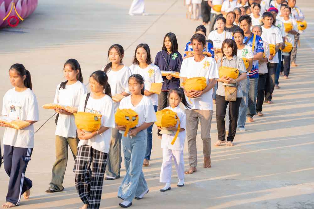 ภาพ No.318642:วันที่ 29 มีนาคม พ.ศ. 2569 พิธีเวียนประทักษิณ มอบผ้าไตร บรรพชาสามเณร  ณ ศูนย์อบรมเยาวชนกาญบุรี