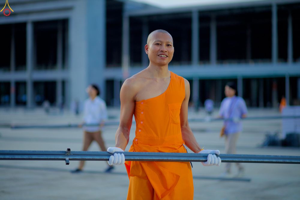 ภาพ No.326927:วันที่ 1 พฤษภาคม พ.ศ.2569 พระภิกษุ สามเณร เจ้าหน้าที่ สาธุชน ร่วมกันเก็บงาน ณ ลานธรรม วัดพระธรรมกาย