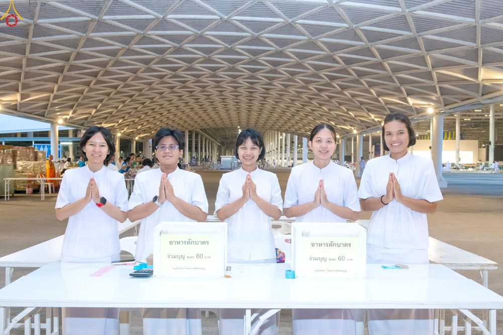 ภาพ No.327885:วันที่ 3 พฤษภาคม พ.ศ.2569 พิธีตักบาตร ข้าวสารอาหารแห้ง ณ บ้านแก้วเรือนทองคุณยายอาจารย์ฯ วัดพระธรรมกาย