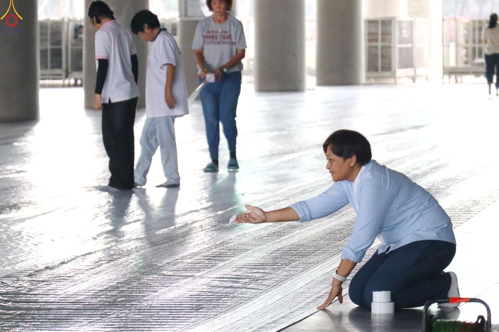 ภาพ No.322947:วันที่ 17-19 เมษายน พ.ศ.2569 การปูผ้ากระสอบขาว , เตรียมจุดฉัน , เตรียมจุดพักค้าง เพื่องานถวายมหาสังฆทาน 40,000 กว่าวัดทั่วประเทศ วันคุ้มครองโลก 22 เมษายน พ.ศ.2569 วัดพระธรรมกาย
