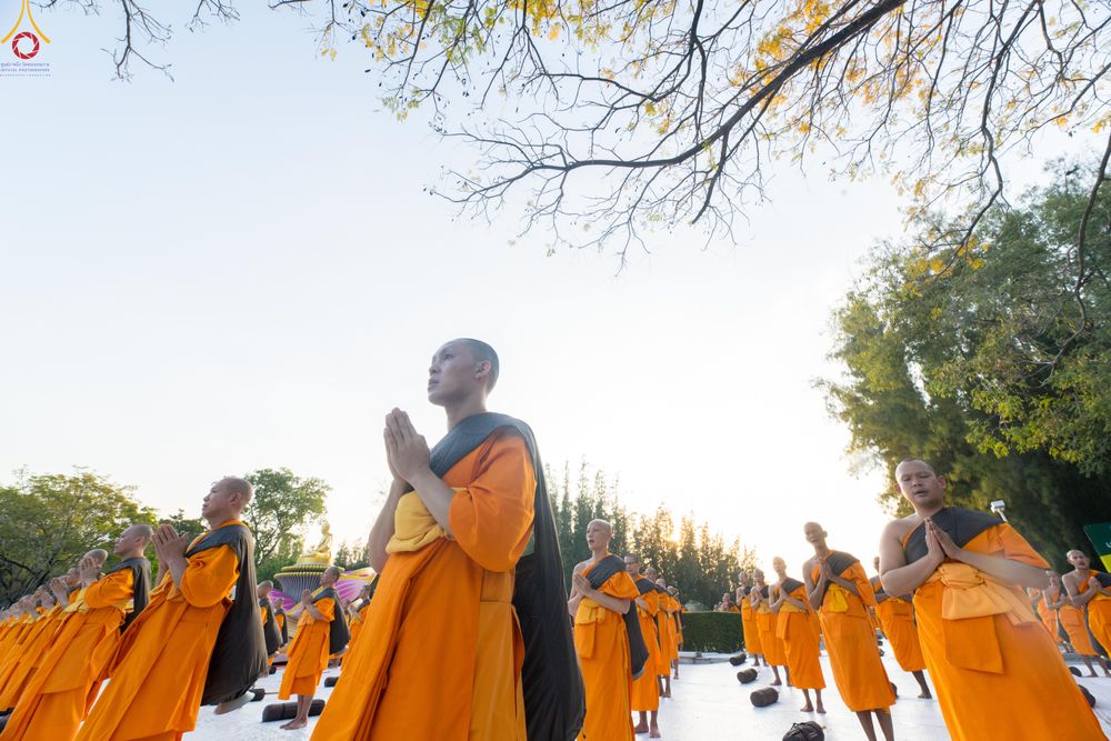 ภาพ No.281674:วันที่ 24 ธันวาคม พ.ศ.2568 พระธรรมยาตรา ปฏิบัติธรรม และถ่ายภาพหมู่ประวัติศาสตร์ ณ ลานหน้ามหาวิหารพระมงคลเทพมุนีฯ วัดพระธรรมกาย