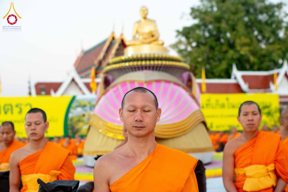 ภาพ No.294609:วันอาทิตย์ที่ 14 ธันวาคม พ.ศ.2568 พระธรรมยาตราปฏิบัติธรรมและถ่ายภาพหมู่ประวัติศาสตร์ ณ วัดสองพี่น้อง ต.ต้นตาล อ.สองพี่น้อง จ.สุพรรณบุรี ในโครงการธรรมยาตรา กตัญญูบูชา มหาปูชนียาจารย์ พระมงคลเทพมุนี(สด จนฺทสโร) พระผู้ปราบมาร อนุสรณ์สถาน 7 แห่ง ปีที่ 14