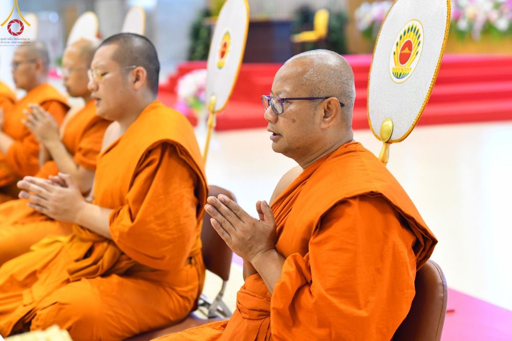 ภาพ No.146094:วันมหารำลึก ครั้งที่ 34 พิธีร่วมรำลึกถึงนักสร้างบารมีที่ล่วงลับไปแล้ว , พิธีสวดพระพุทธมนต์ ณ ห้องแก้วสารพัดนึก 1 วัดพระธรรมกาย วันเสาร์ที่ 27 กรกฎาคม พ.ศ. 2567