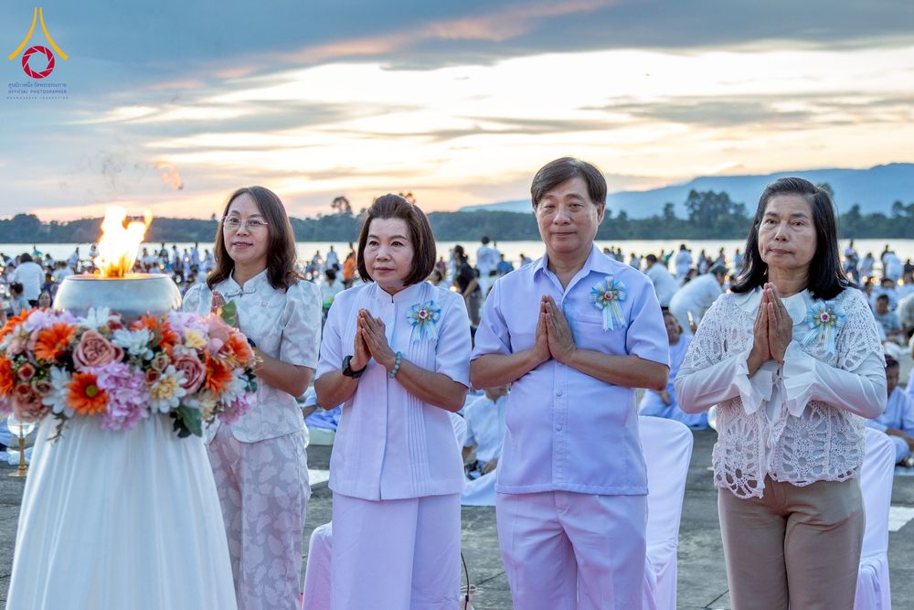 ภาพ No.250453:วันอังคารที่ 7 ตุลาคม พ.ศ. 2568 พิธีจุดประทีปบูชาพระรัตนตรัย ณ ลานธรรมปทุมรัตน์ธรรมเจดีย์ พุทธอุทยานนานาชาติ อ.โพนพิสัย จ.หนองคาย