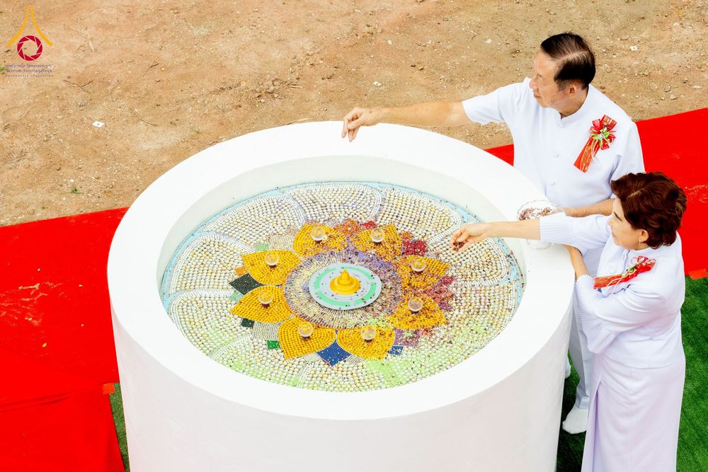 ภาพ No.261889:วันที่ 14 ตุลาคม พ.ศ. 2568 พิธีกลั่นแผ่นดิน โปรยทรายตอกเสาเข็มมหามงคลต้นแรก  สร้างองค์พระเจดีย์และจุดประทีปถวายเป็นพุทธบูชา ณ ศูนย์ปฏิบัติธรรมชัยนาท ต.ธรรมามูล อ.ชัยนาท จ.ชัยนาท